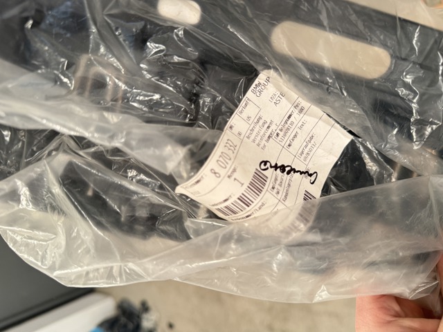 Кронштейн бампера заднього, центральний 51128070332 BMW
