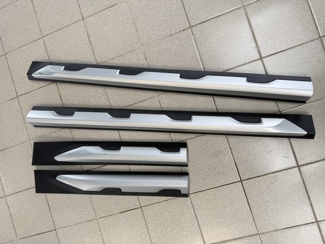 Молдинг задніх правих дверей, нижній 51138499212 BMW