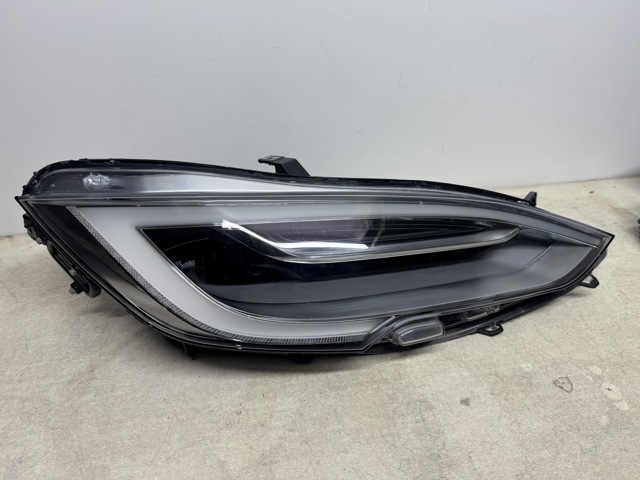 Фара правая 105357100G TESLA