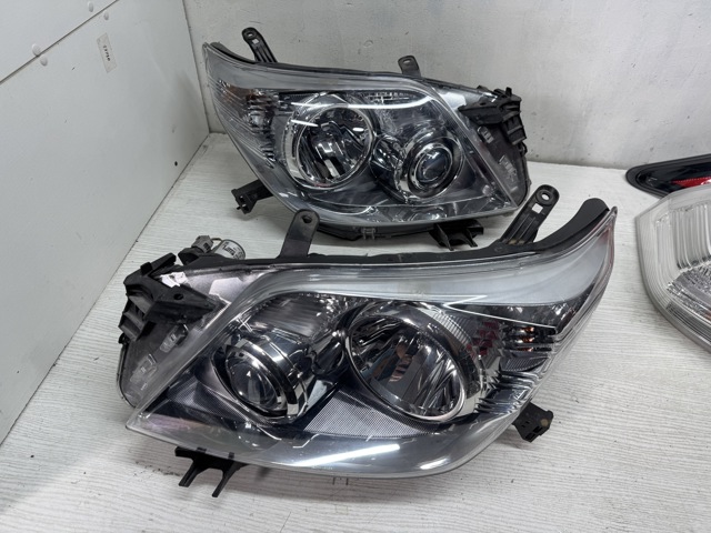 Фара передня права 8114560E70 TOYOTA