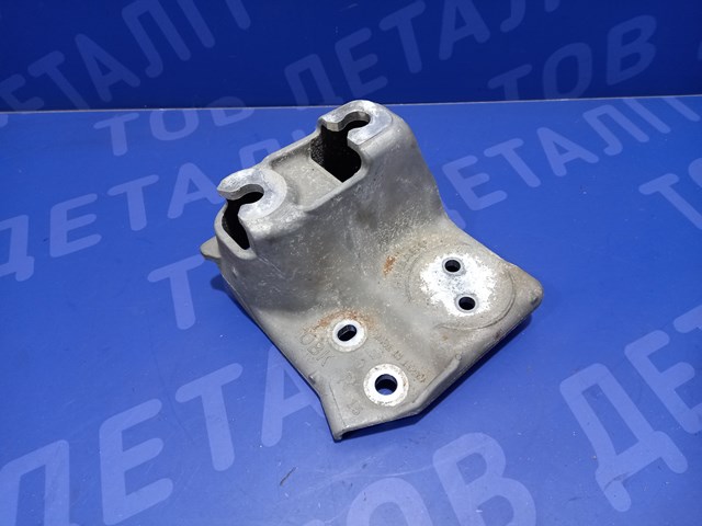 Кронштейн подушки (опори) двигуна, правої 41032AJ050 SUBARU