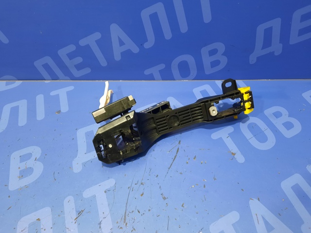 Тримач зовнішньої ручки дверей, задніх правих 62142AN00A SUBARU