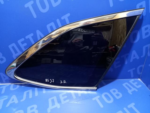 Скло багажного відсіку, праве 65209AL10A SUBARU