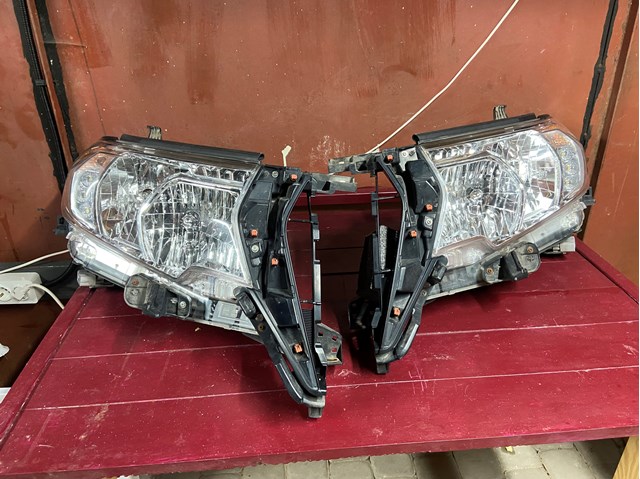 Фара комбінована, передня 8113060N10 TOYOTA