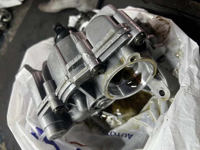 Помпа масляна 8601072 BMW