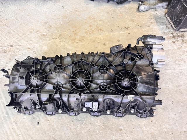 Колектор впускний 11618647977 BMW
