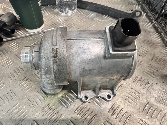 Насос охолоджуючої рідини 31368715 VOLVO