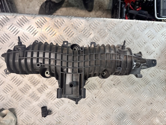 Колектор впускний 32257808 VOLVO