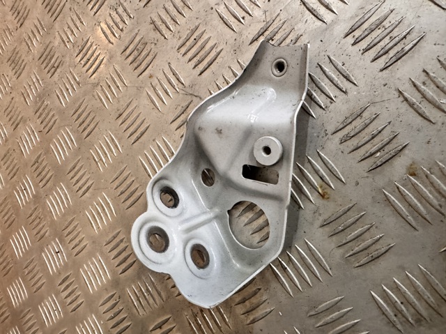 Кронштейн крила заднього 41007492366 BMW