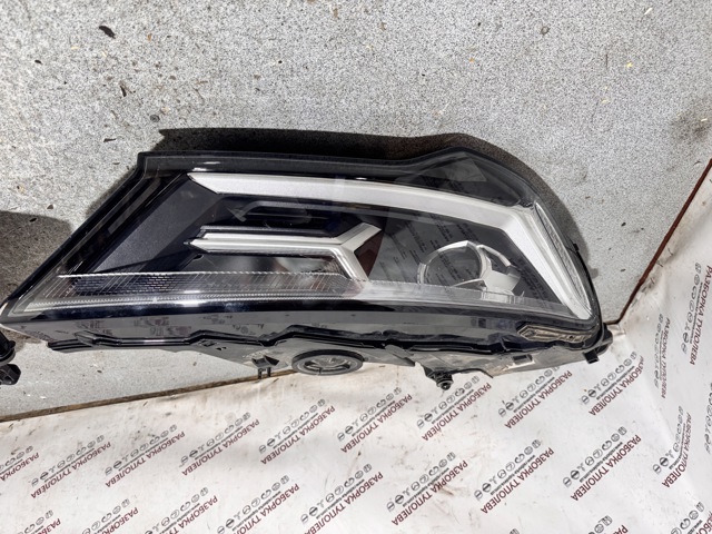 Фара передня права 4M0941012C VAG