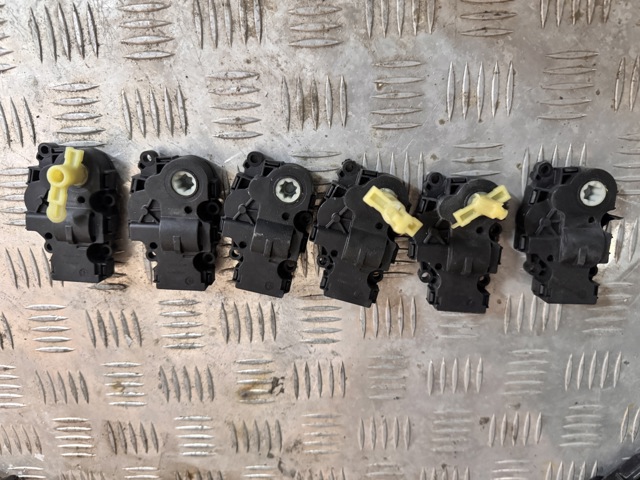 Двигун заслінки печі 64119384023 BMW