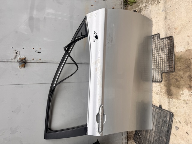 Пасажирські передні двері 67001AQ010 TOYOTA