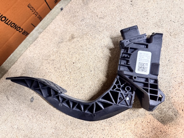 Підаль газу 8W1723523 VAG