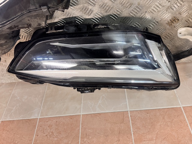 Фара правая 8W6941012 VAG