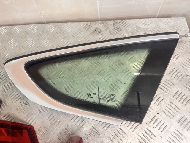 Скло кузова/багажного відсіку, праве 8W8845298F VAG