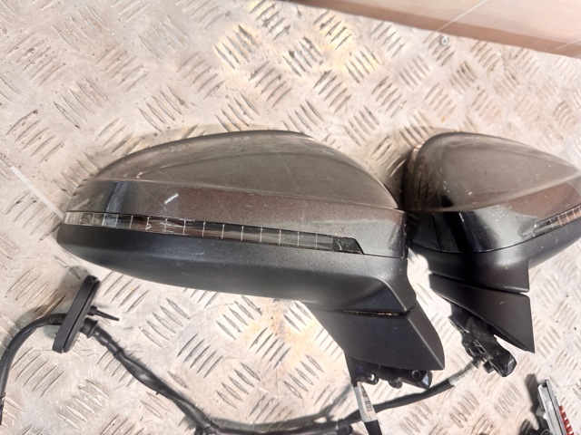 Праве бокове дзеркало 8W8857410D9B9 VAG