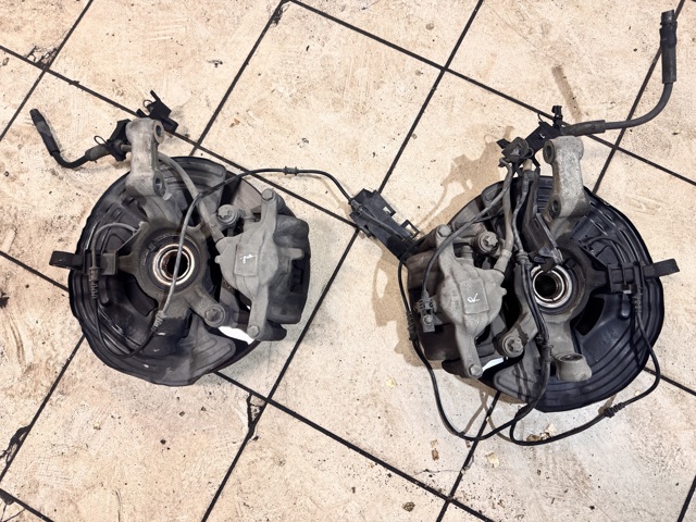 Кулак поворотний правий A2463503441 MERCEDES