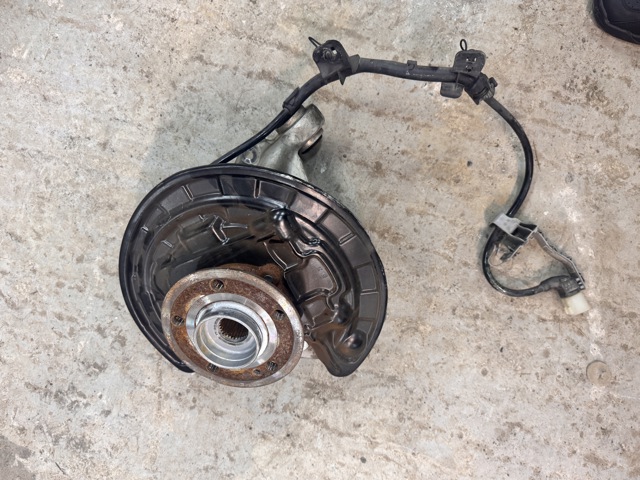 Цапфа поворотна права A2473502400 MERCEDES
