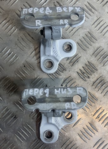Петля передніх дверей права LR073599 LAND ROVER