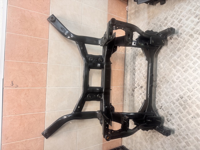 Передня балка LR090443 LAND ROVER