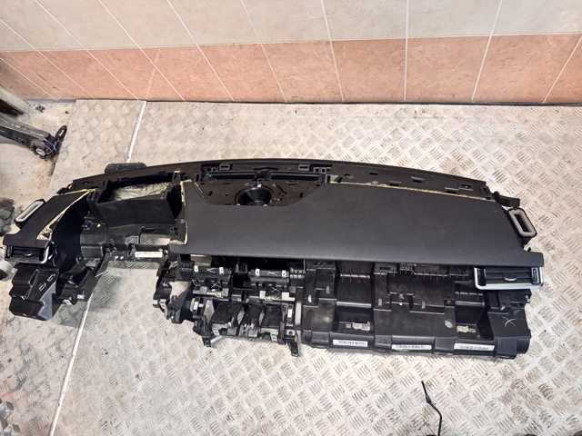 Передня панель LR094692 LAND ROVER