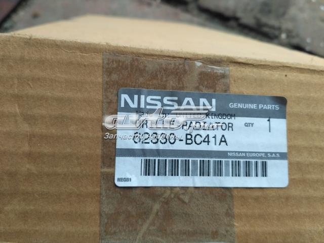 Решітка радіатора ліва 62330BC41A NISSAN