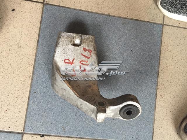 Кронштейн подушки (опори) двигуна, правої KKU107900 LAND ROVER