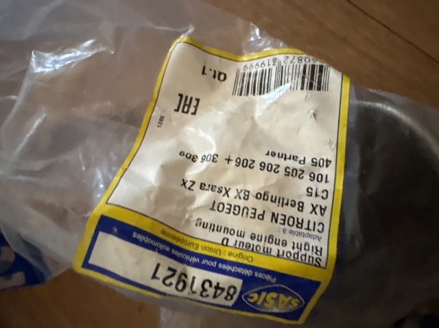 Права подушка мотора 8431921 SASIC