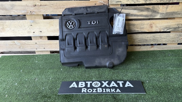 Кришка двигуна декоративна 04L103925Q VAG