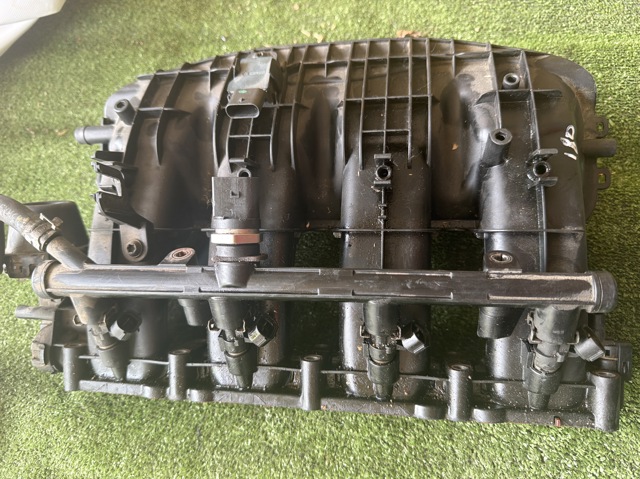Розподільник палива 06K133681C VAG