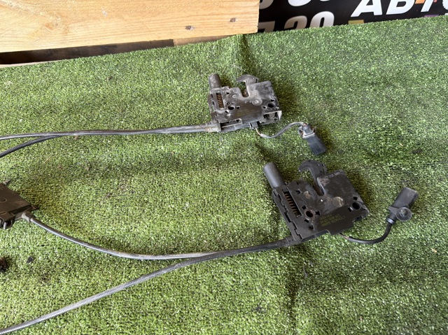 Замок капота 3V0823509B VAG