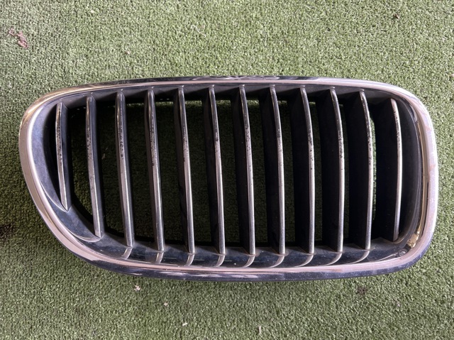 Решітка радіатора права 51137261356 BMW