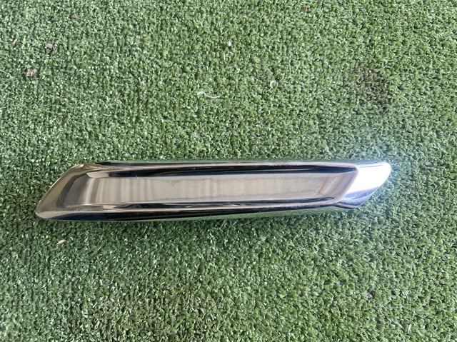Накладка переднього правого крила 51137336646 BMW