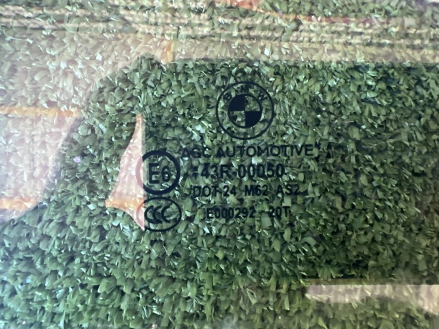 Вікно (передніх дверей) двері 51337182109 BMW