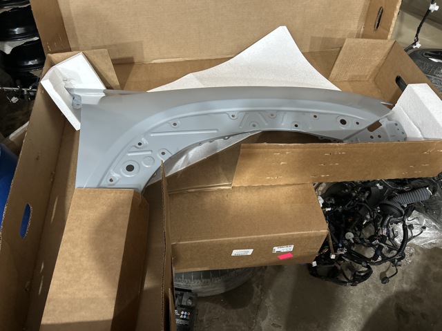 Переднє праве крило VA4052111 MAZDA