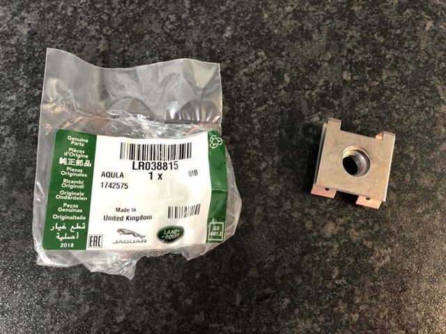 Заставна гайка під саморіз LR038815 LAND ROVER