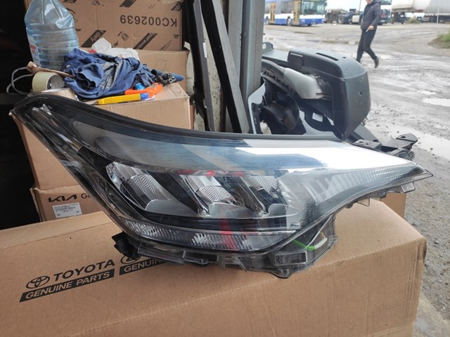 Фара передня права 81130F4180 TOYOTA