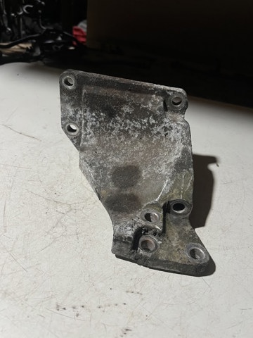 Кронштейн подушки (опори) двигуна, правої 11232JK500 NISSAN