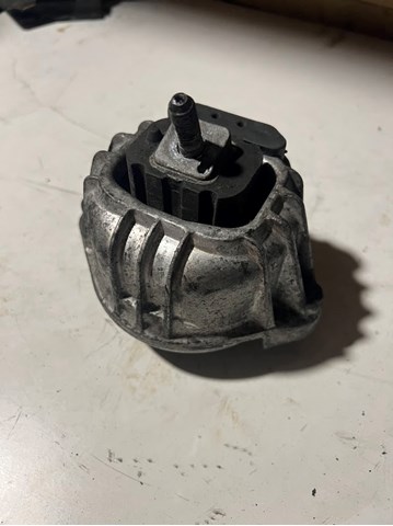Кронштейн подушки (опори) двигуна, лівої 13981112 BMW