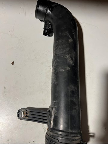 Патрубок повітряний, вхід в турбіну (наддув) 1K0129654AP VAG