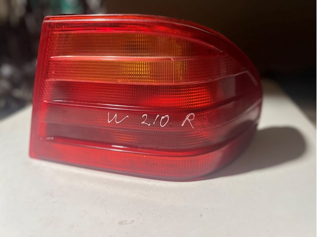 Задній правий зовнішній ліхтар 2108200264 MERCEDES