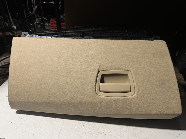 Кришка речового ящика 51169173907 BMW