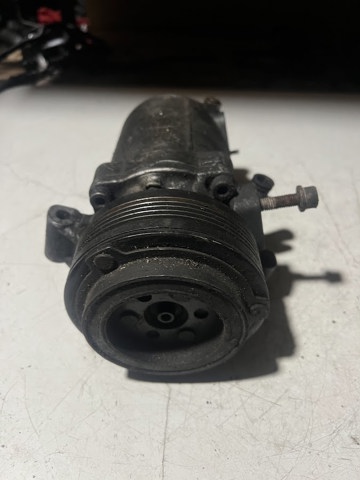 Компресор кліматичної установки 64528386650 BMW