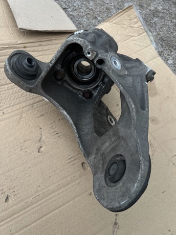 Цапфа поворотна права 6770984 BMW