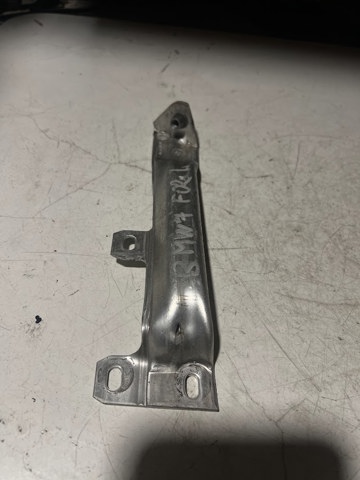 Ліве кріплення переднього бампера 7158893 BMW