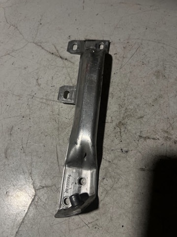 Кронштейн бампера переднього, правий 7158894 BMW