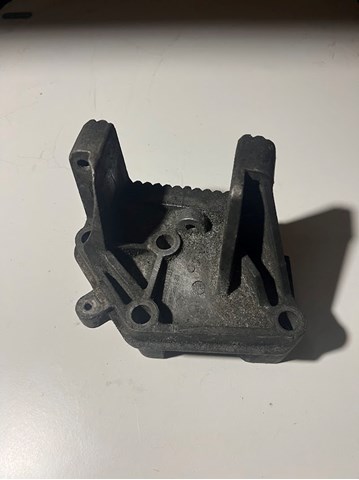 Кронштейн подушки (опори) двигуна, правої 8200454462 RENAULT