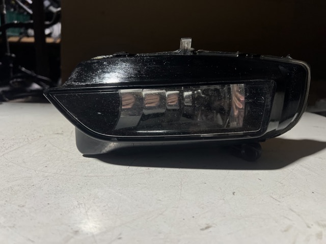 Протитуманка права 8K0941700C VAG
