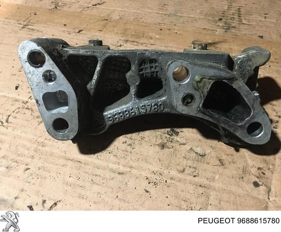 Кронштейн подушки (опори) двигуна, правої 9688615780 PEUGEOT