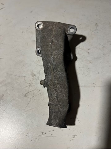 Кронштейн подушки (опори) двигуна, правої A1662230304 MERCEDES
